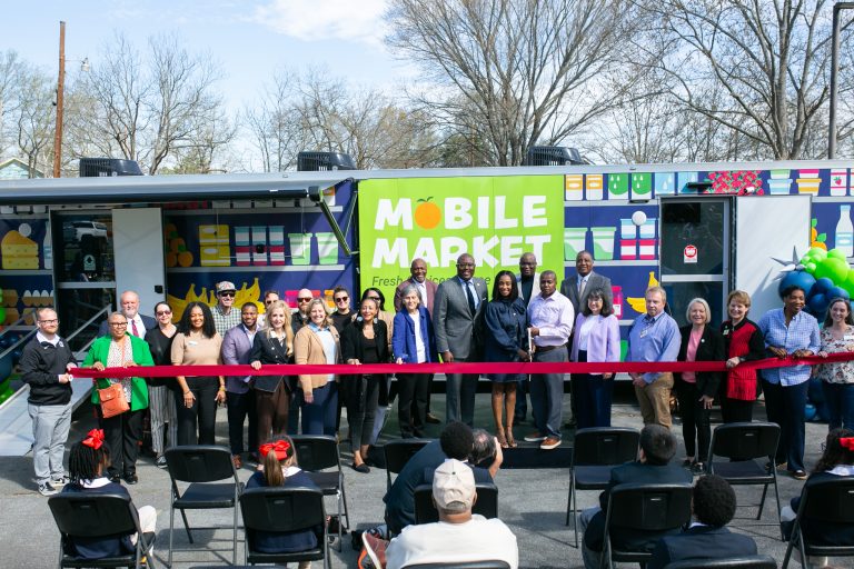 Leaders cut the ribbon on Little Rock's mobile market